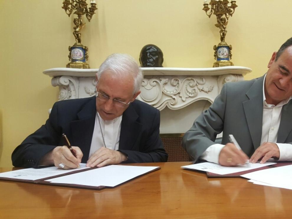 El presidente de la DPZ, Juan Antonio Sánchez Quero, y el obispo de Tarazona, Eusebio Hernández Sola, han firmado un convenio.
