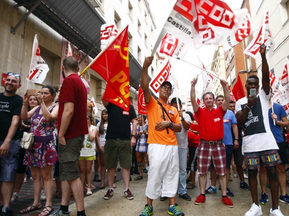 Los trabajadores del Metal se manifestaron desde la plaza Mayor hasta la sede de FOES.