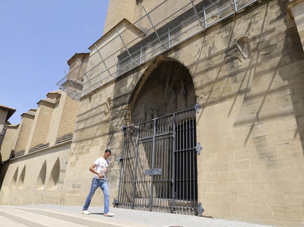 Para retirar las mallas de la fachada sur de la catedral hace falta una intervención presupuestada en 150.000 euros.