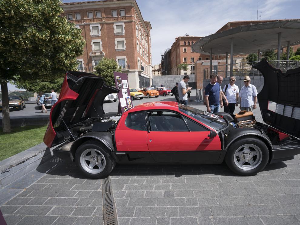 Un Ferrari Berlinetta Boxer del coleccionista Ramón Magrinyà, en la Glorieta de Teruel.