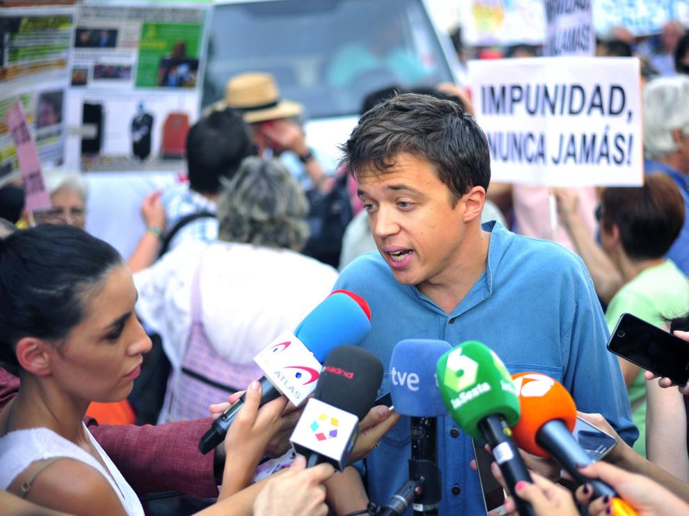 El secretario de Análisis Estratégico de Podemos, Íñigo Errejón, atiende a los medios durante su asistencia a la manifestación bajo el lema "Contra la corrupción y la impunidad"