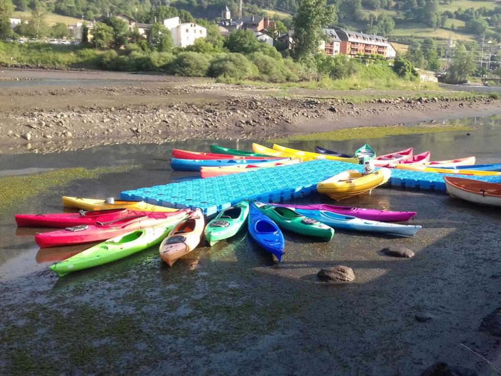 La piraguas vuelven a quedar sobre el lodo en el embalse de Linsoles