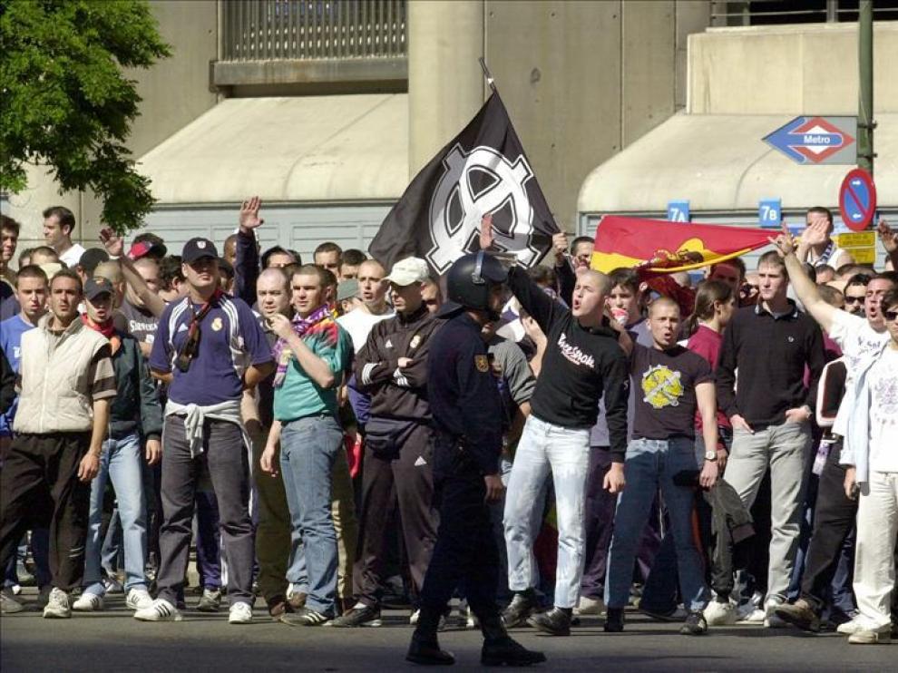 Un grupo de los 'Ultrasur', custodiados por la Policía.