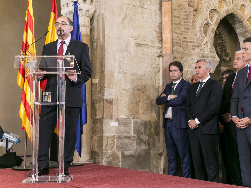 Dos años desde la investidura. Lambán fue investido presidente de Aragón en julio de 2015 (en la imagen, el acto que se celebró en La Aljafería y al que acudió Pedro Sánchez). Su mandato dura hasta 2019, pero el nuevo Estatuto le faculta a adelantar relecciones. En caso de perder las primarias, podrían ser este diciembre o en enero de 2018.