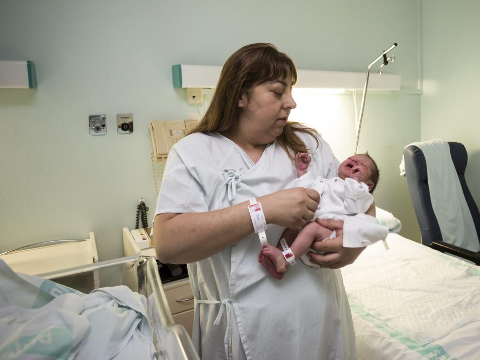 Primer bebé de 2017. Sergio Giménez nació en el hospital Miguel Servet el 1 de enero a las 0.28 y su padre fue el primer aragonés que disfrutó de un mes de baja por paternidad. En la imagen, con su madre Beatriz Esteban.