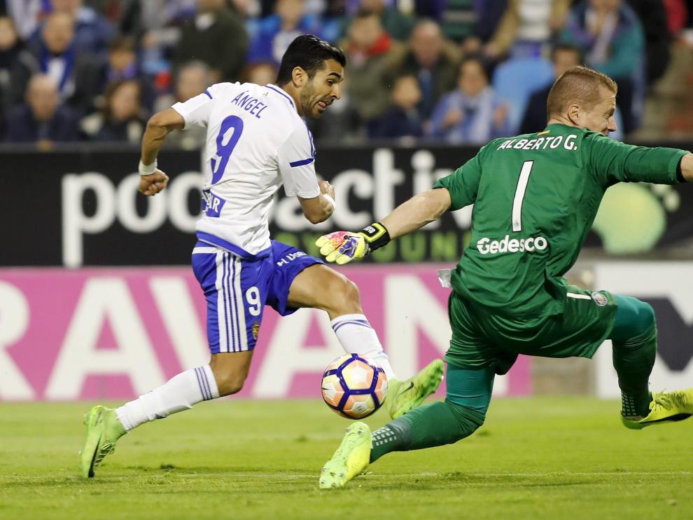 Ángel dispara ante Alberto en la visita del Getafe al Zaragoza en esta temporada.
