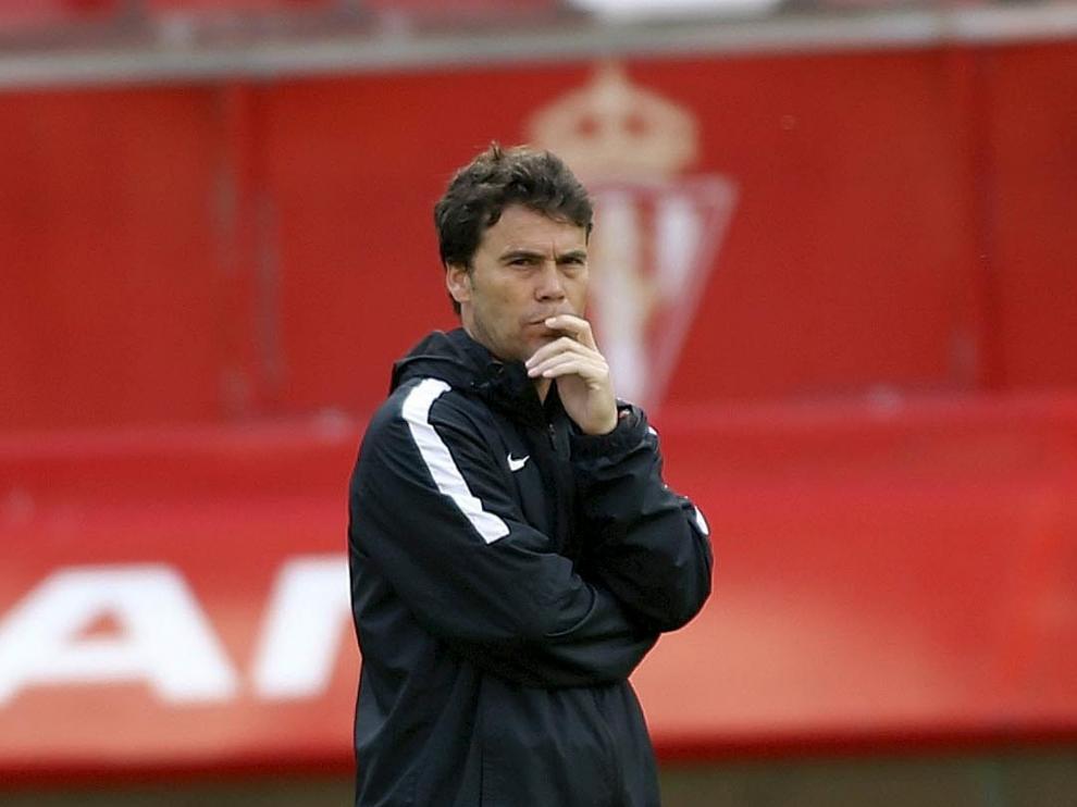 Joan Francesc Ferrer Sicilia 'Rubi', pensativo durante un entrenamiento con el Sporting de Gijón.