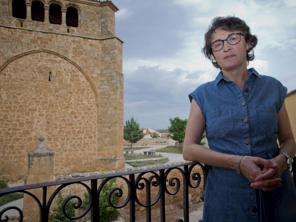 Encarnación Bermúdez, en el balcón del Ayuntamiento. Al fondo, la iglesia de la localidad.