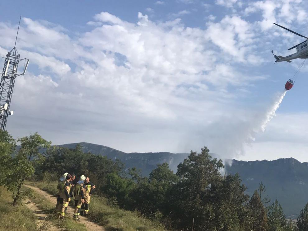 Trabajos de extinción del incendio forestal en el entorno de Yesa, este domingo por la mañana.