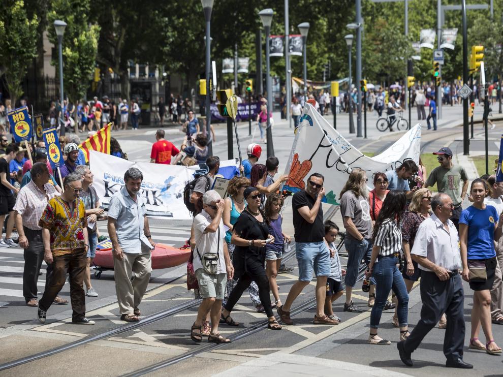 Multitudinaria protesta en Zaragoza por el embalse de Biscarrués.