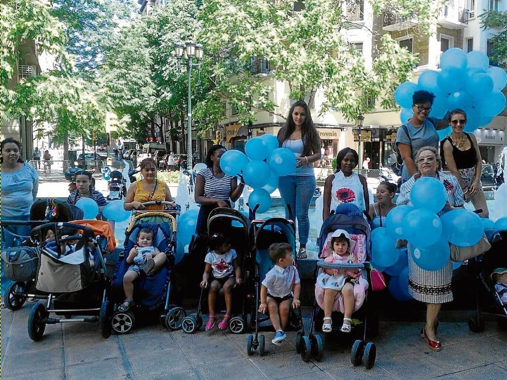 La familia de la Casa Cuna de Ainkaren en una de las marchas Por La Vida