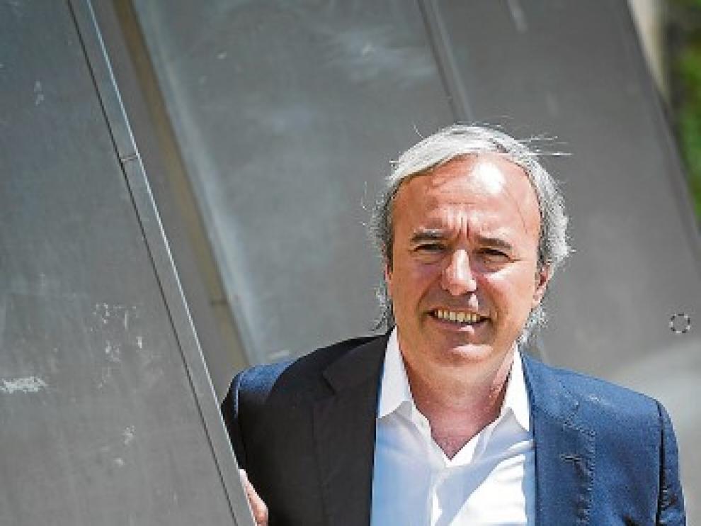 El portavoz del PP, Jorge Azcón, en la plaza del Pilar.