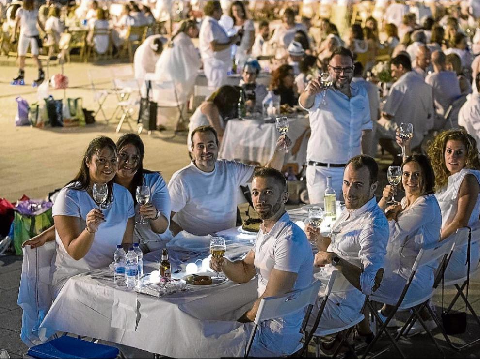 La cena-sorpresa fue al lado de la Estación de Delicias:reinó el blanco y el buen ambiente.