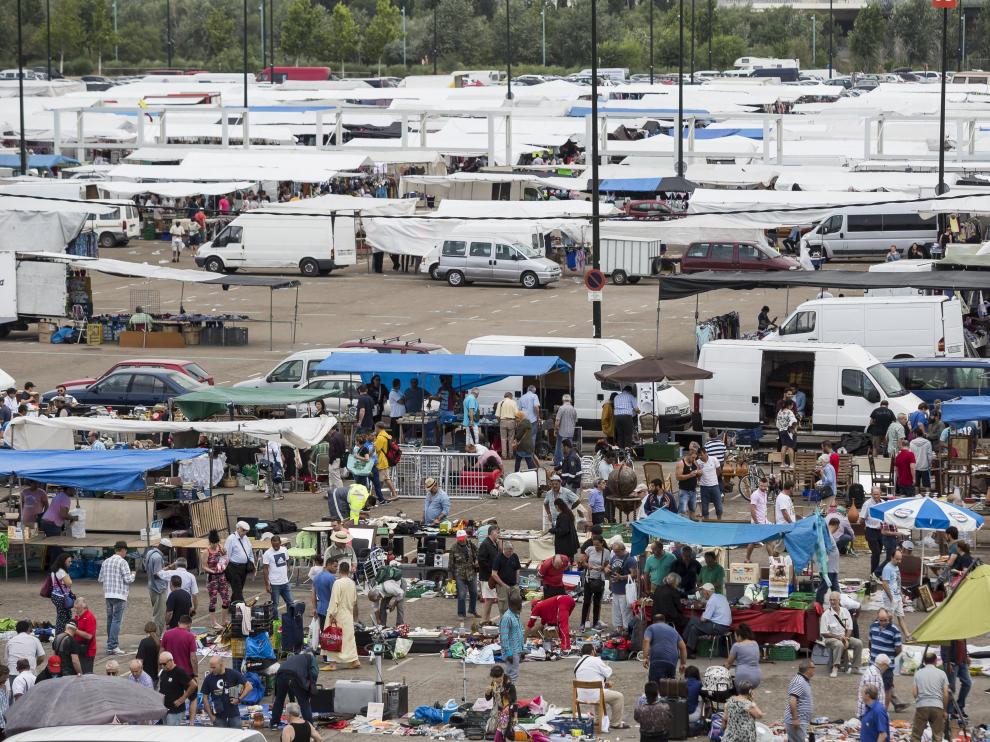 Los vendedores sin licencia se 'camuflan' todos los domingos entre los puestos del parquin sur de la Expo que sí la tienen.