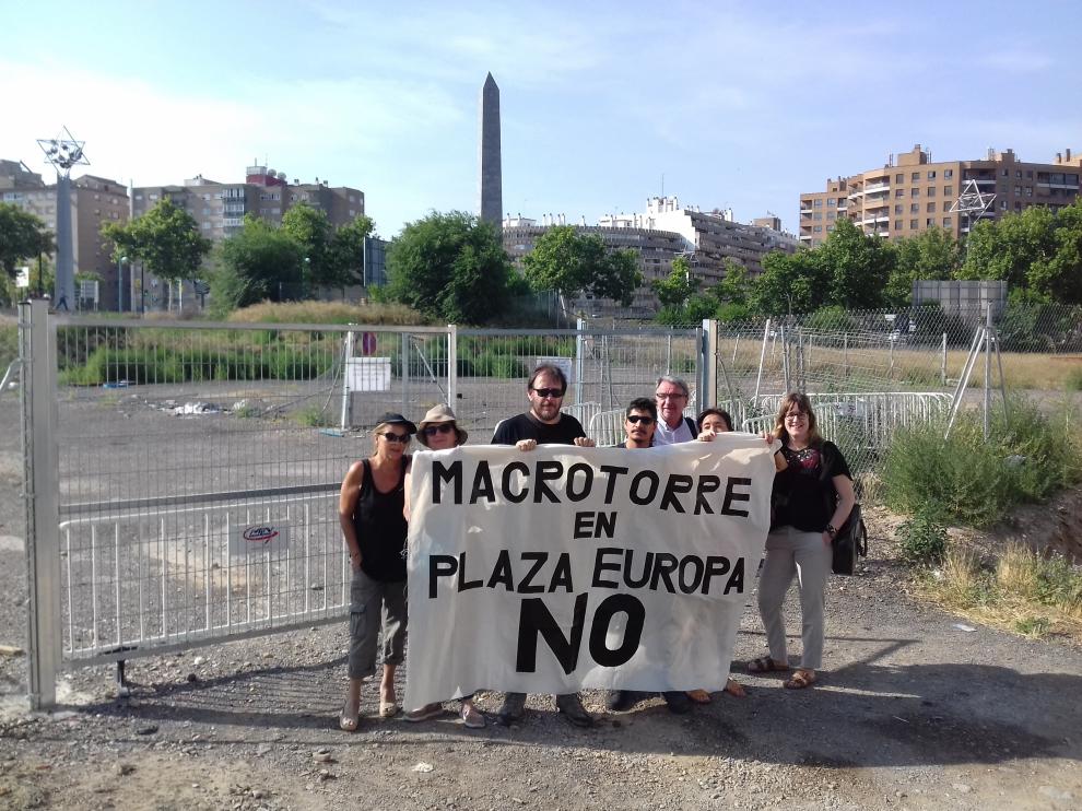 Representantes de los vecinos y ecologistas que se oponen al proyecto de la macrotorre.