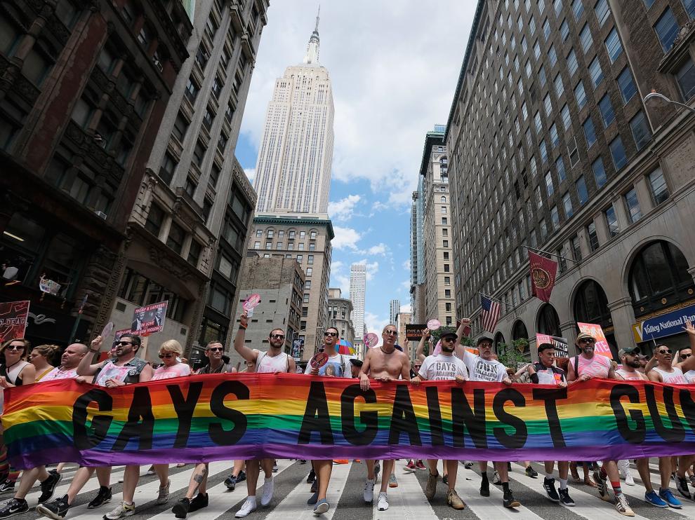 Cientos de personas han participado este domingo en el desfile del Orgullo Gay.