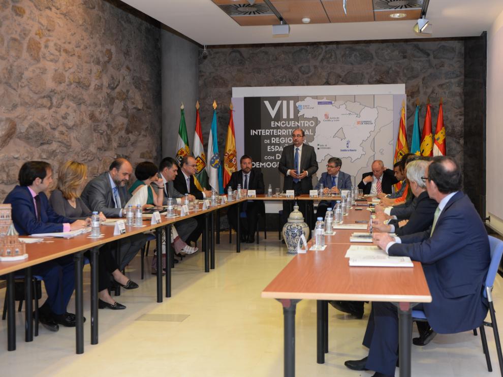 Lambán asiste a un encuentro sobre despoblación en Teruel