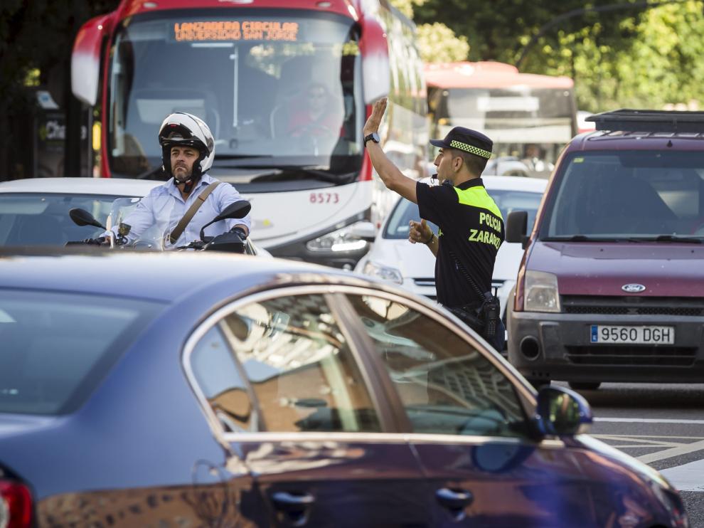 LA PRIORIDAD DEL GOBIERNO MUNICIPAL. Después de desalojar los coches de la plaza del España, Gran Vía, el Coso y Constitución, el gobierno de ZEC reconoce que es una prioridad actuar en los paseos de María Agustín y de Pamplona, por donde pasan cada día unos 50.000 vehículos. La edil Teresa Artigas dijo que se aprovechará el Plan de Movilidad Sostenible para fomentar más espacios peatonales y ciclistas y recordó que la hipotética segunda línea de tranvía pasaría por este eje.