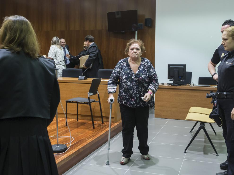 La acusada abandona la sala de vistas de la Audiencia tras conocer el veredicto del jurado.