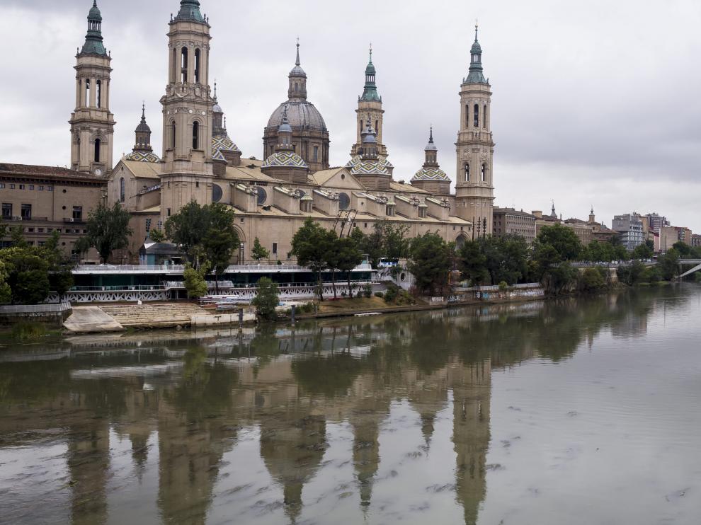 El río Ebro, a su paso por Zaragoza, con el caudal visiblemente más alto que en días pasados.