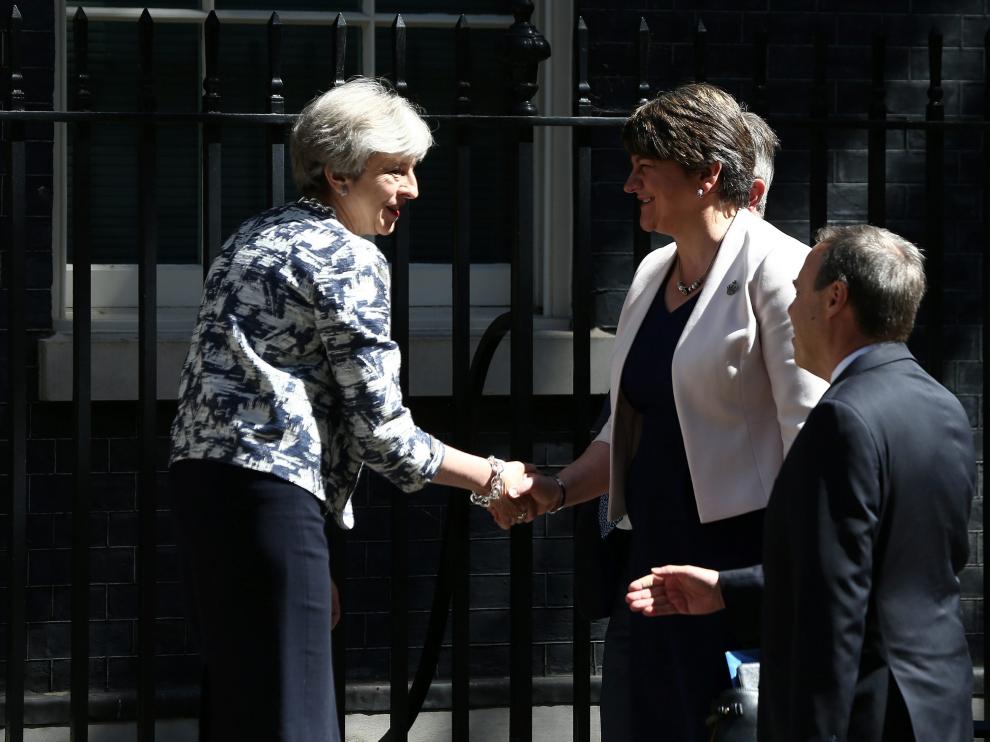 May recibe a los representantes del partido unionista.