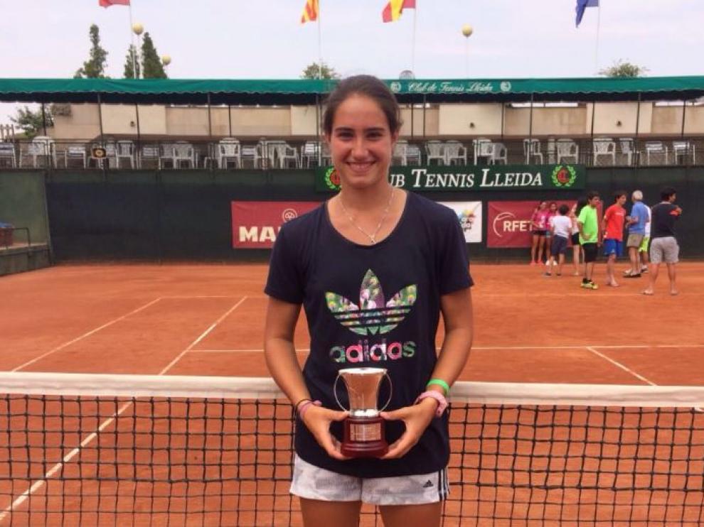 Carlota Martínez, con su copa de campeona cadete.