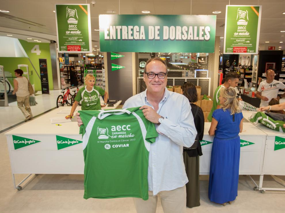 César Pérez posa con una de las camisetas de la Marcha contra el Cáncer.