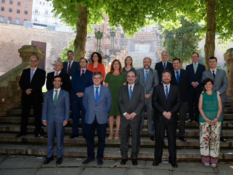 Lambán en el centro junto a consejeros y técnicos de las autonomías despobladas, ayer en Teruel.