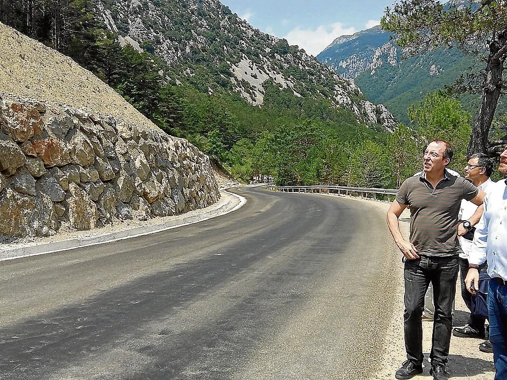 El alcalde de Plan y el consejero de Vertebración ambos a la izquierda visitaron la carretera.