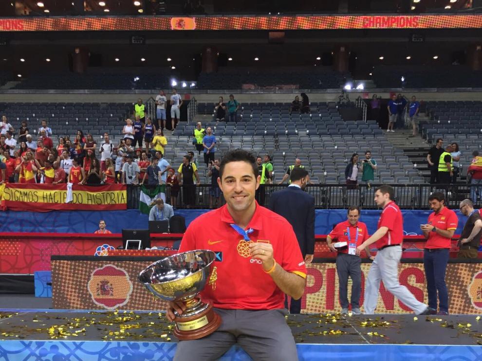 Víctor Lapeña con la medalla de oro y el trofeo de campeón de Europa.