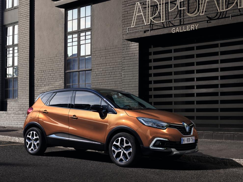 El nuevo Koleos tiene un aspecto frontal repleto de personalidad, y su firma luminosa Full LED atrae todas las miradas.
