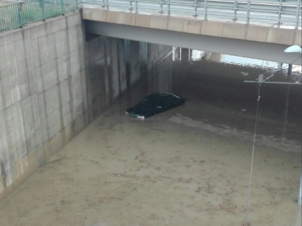 Un coche ha quedado atascado en la avenida Majas de Goya.