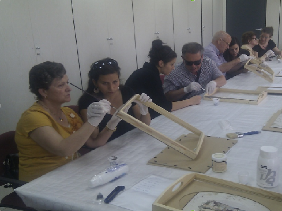 Taller de manualidades de la Asociación de Sordociegos en Aragón