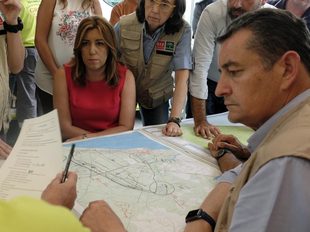 Susana Díaz en el centro de operaciones contra el incendio de Huelva.