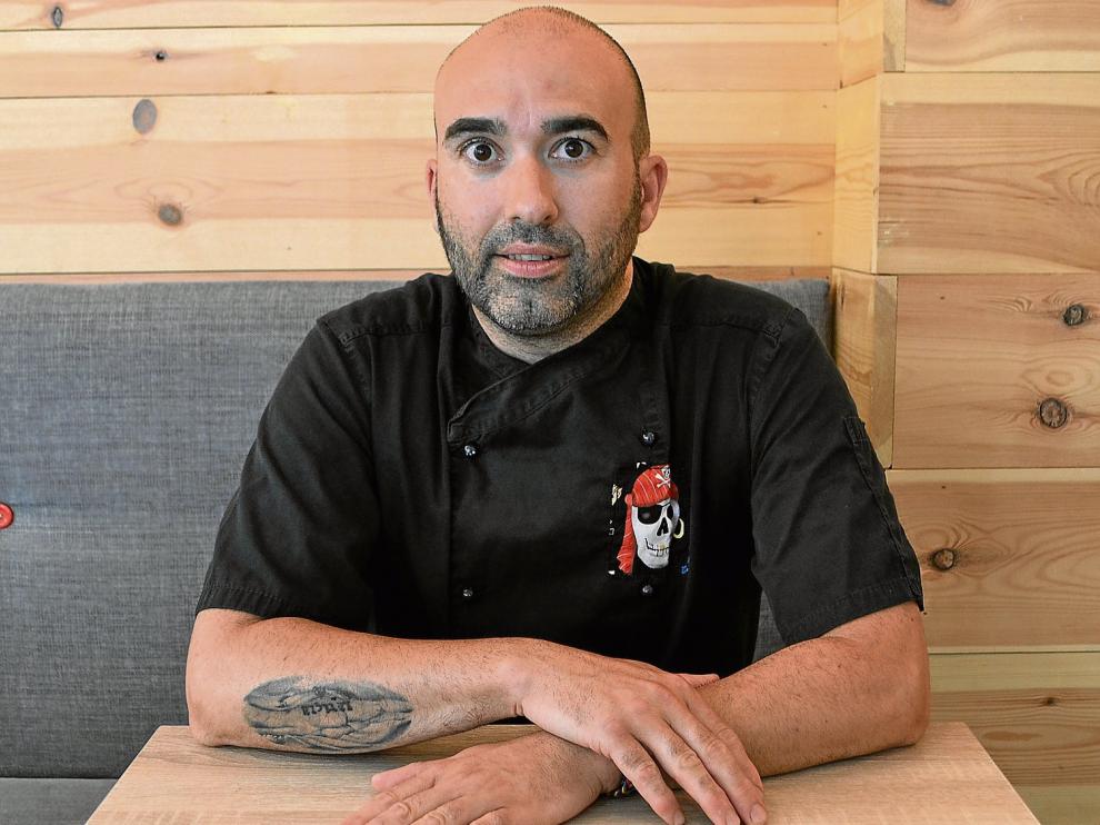 David Requena, cocinero del restaurante Lalola, de Alcañiz, con un plato de ensalada con trufa de verano.