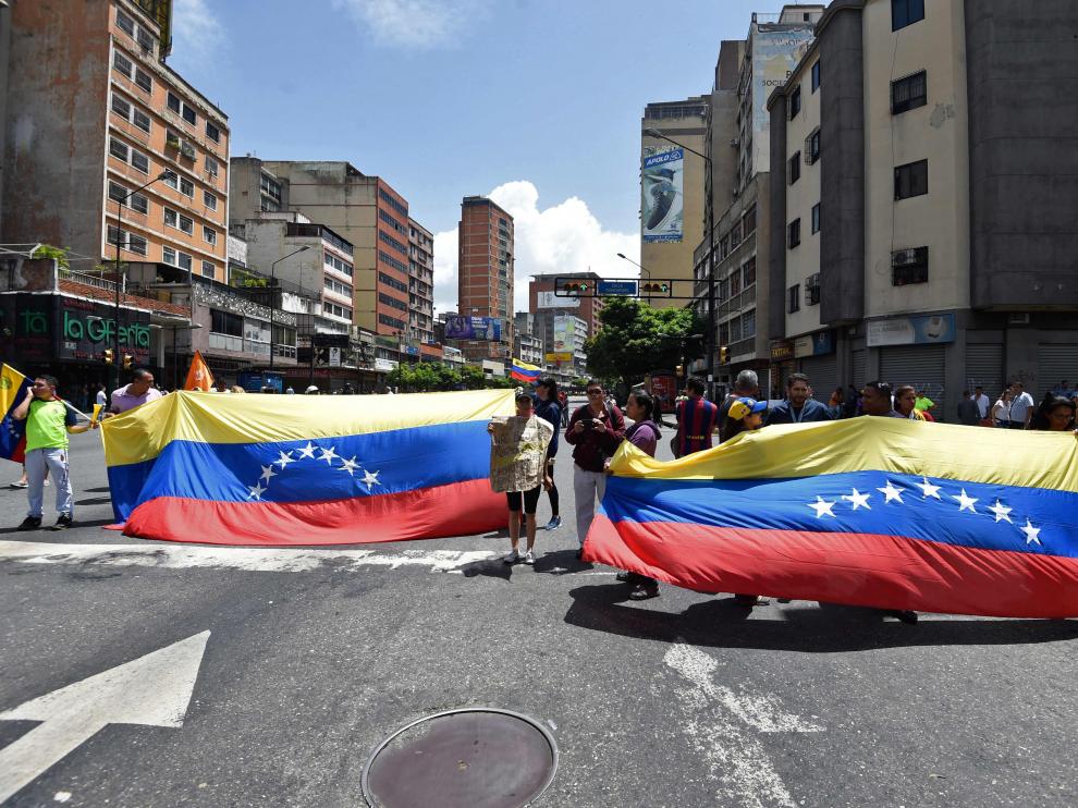 Decenas de vías cortadas por protestas antigubernamentales en Caracas.