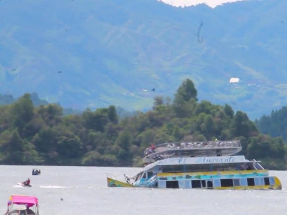 El barco se hundió ante la mirada de cientos de turistas.