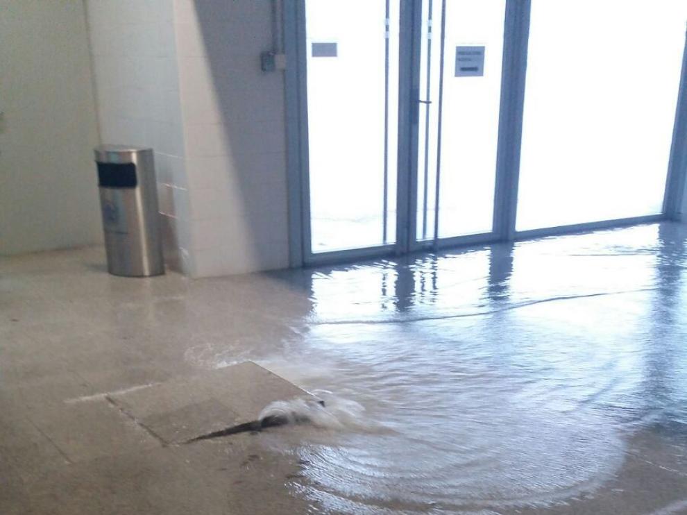 La entrada inundada de uno de los edificios del CPS.