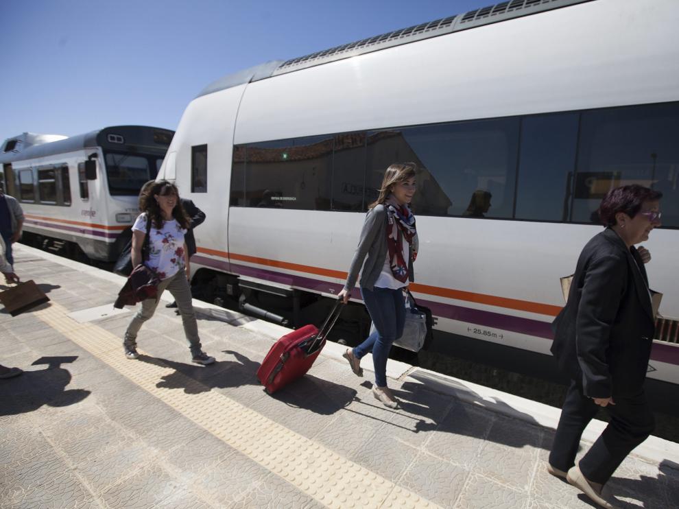 El precedente. El pasado 23 de mayo, un 'tamagotchi' se quedó parado entre Lechago y Cuencabuena por una avería y, tras tres horas y media de espera en medio de la vía, el vehículo con sus 10 viajeros fue remolcado por otro tren hasta la estación de Ferreruela, en la fotografía, donde los pasajeros subieron a otro convoy.