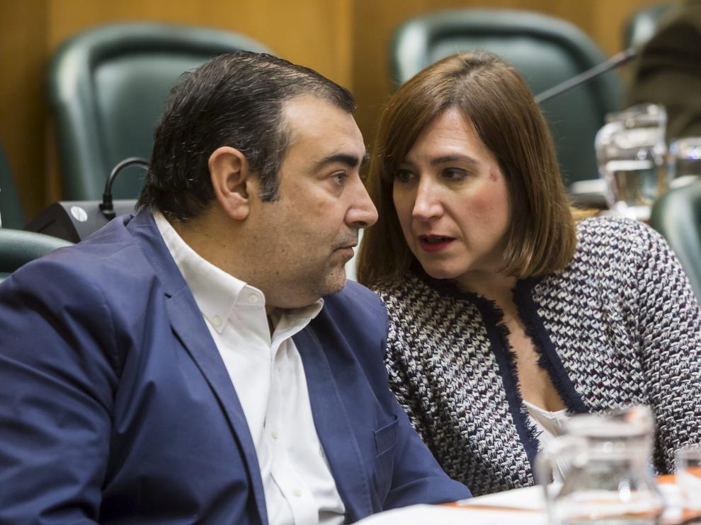 El concejal Alberto Casañal, junto a la portavoz, Sara Fernández, en un pleno municipal.