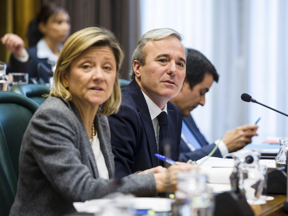 Patricia Cavero, junto al portavoz del PP, Jorge Azcón, en un pleno del Ayuntamiento de Zaragoza.