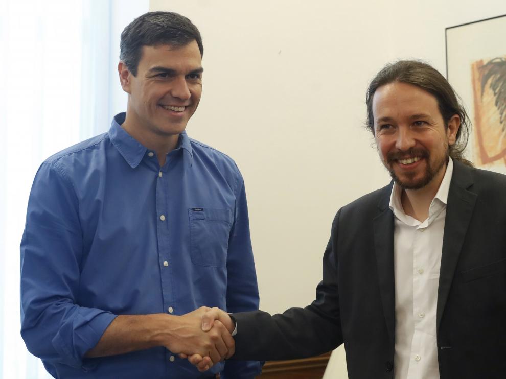 Sánchez e Iglesias posan ante los fotógrafos en el Congreso.