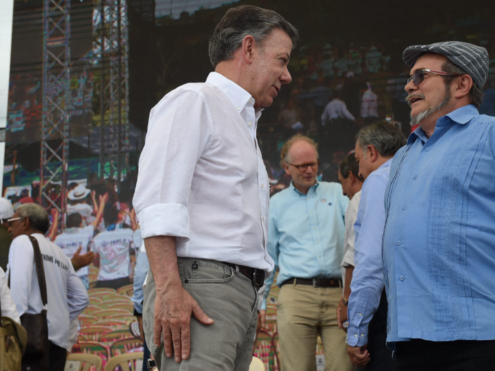 Santos y Timochenko, en el acto que dio por cerrado medio siglo de conflicto.