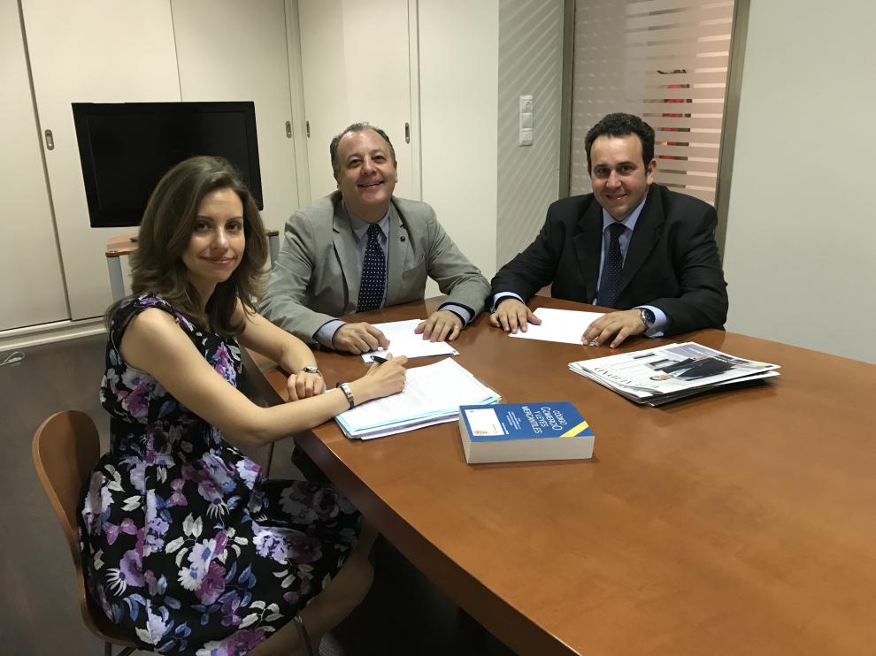 Vanessa Layed, abogada de Ilex Abogados, José Miguel Pascual Hijazo y Miguel Vispe Pérez, de la Asesoría Jurídica del Transporte, recomiendan buscar asesoramiento profesional para iniciar las reclamaciones