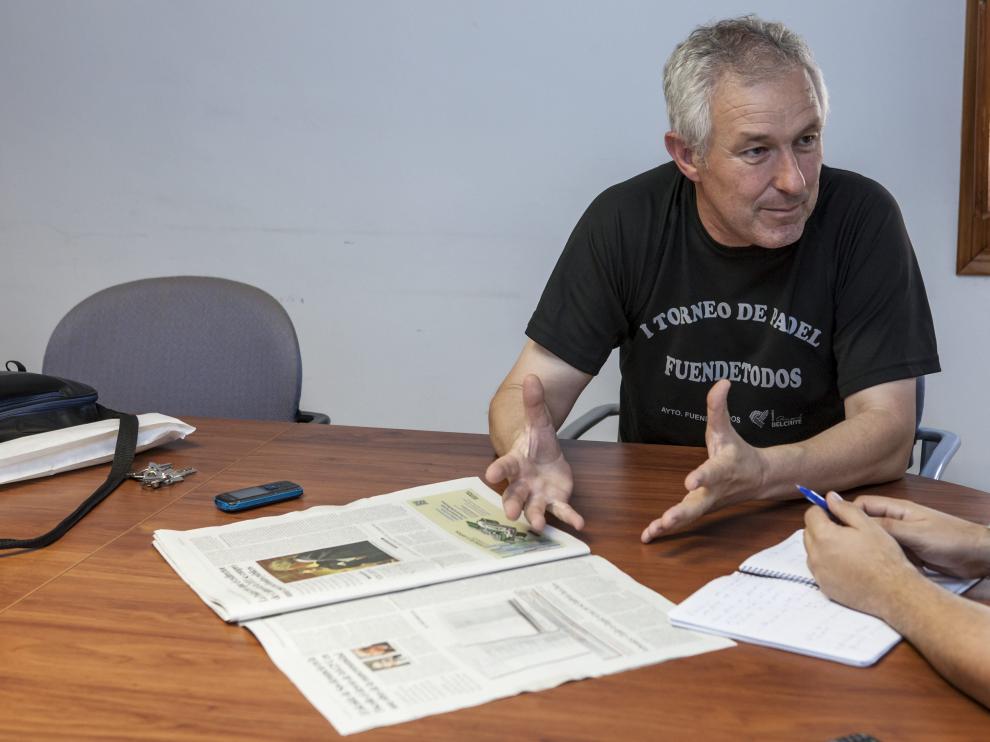 Joaquín Gimeno, exalcalde de Fuendetodos, en una foto de archivo con un ejemplar del Heraldo.