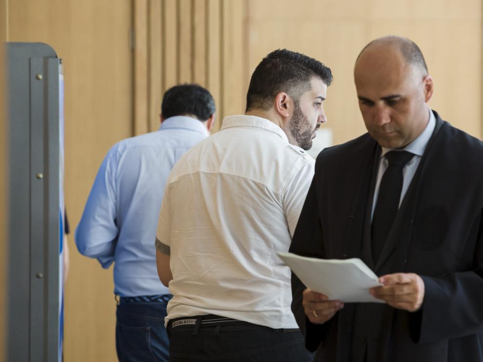 El acusado, tras su letrado defensor, ayer en la Audiencia Provincial de Zaragoza.