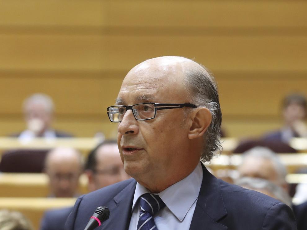 El ministro de Hacienda, Cristóbal Montoro, durante su intervención en la sesión de control al Gobierno en el pleno del Senado.