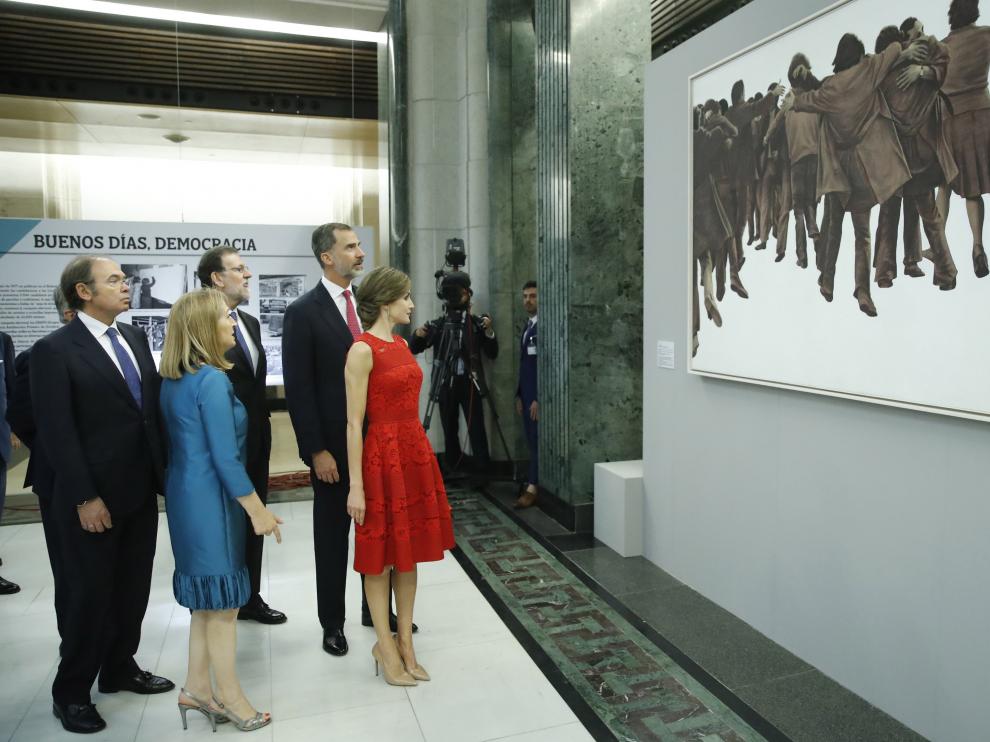 Los Reyes observan el simbólico cuadro 'El abrazo', de Juan Genovés, en la exposición en el Congreso "Habla pueblo, habla"