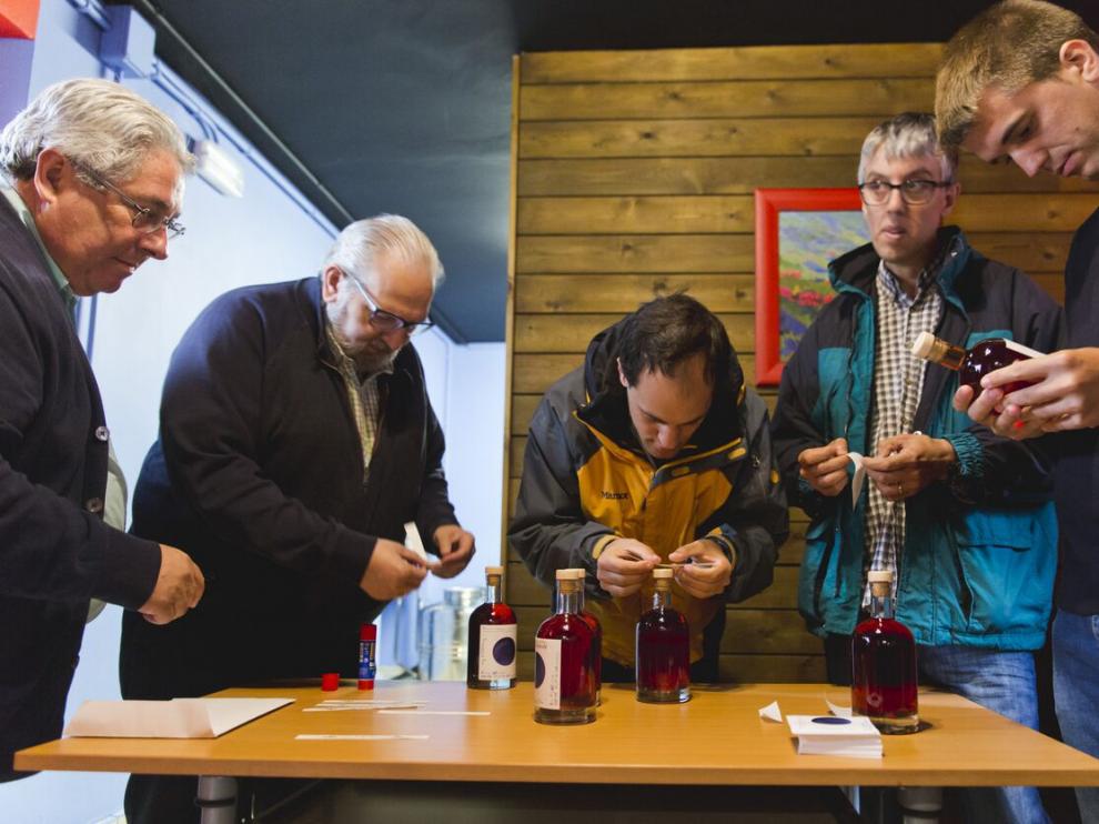 Pacharán elaborado con endrinas y mucha integración