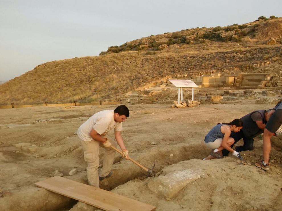 Estudiantes universitarios en el yacimiento de Los Bañales.